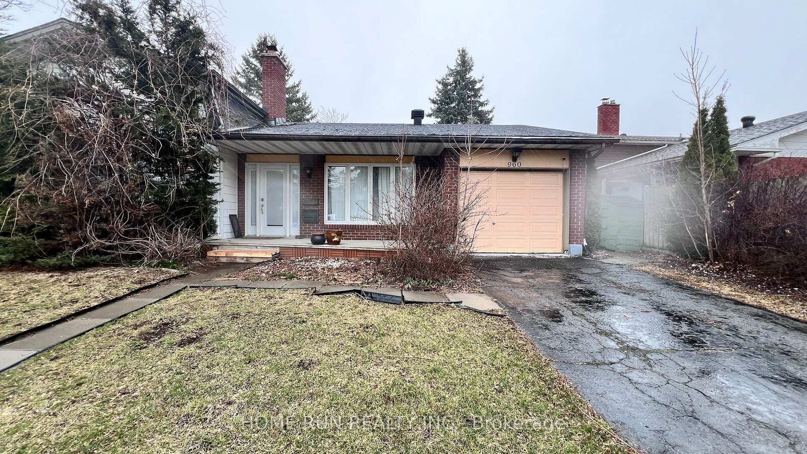 Property Photo:  960 Cahill Drive  ON K1V 9H8 