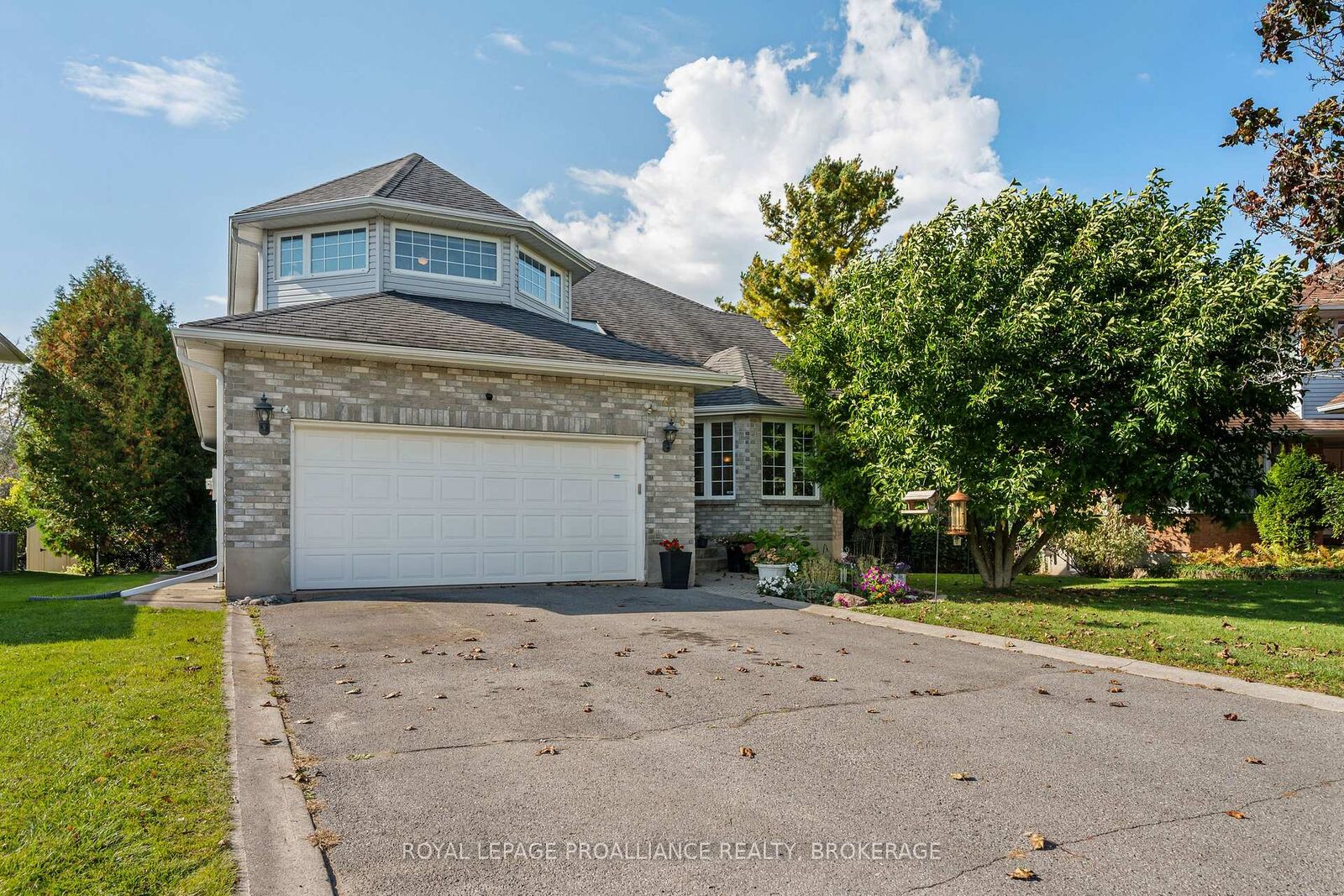 Property Photo:  605 Fernmoor Drive  ON K7M 8K5 