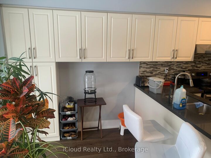 Property Photo: 878 Blyleven Boulevard ON L5V 2J3