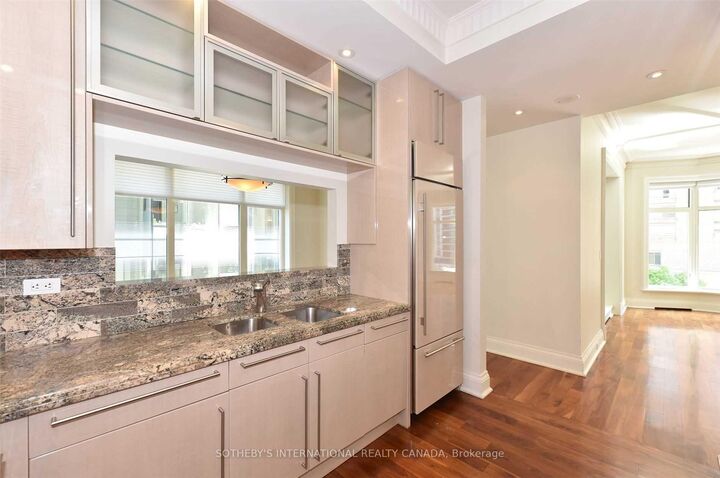 Property Photo: 1 St. Thomas Street 6D ON M5S 3M5