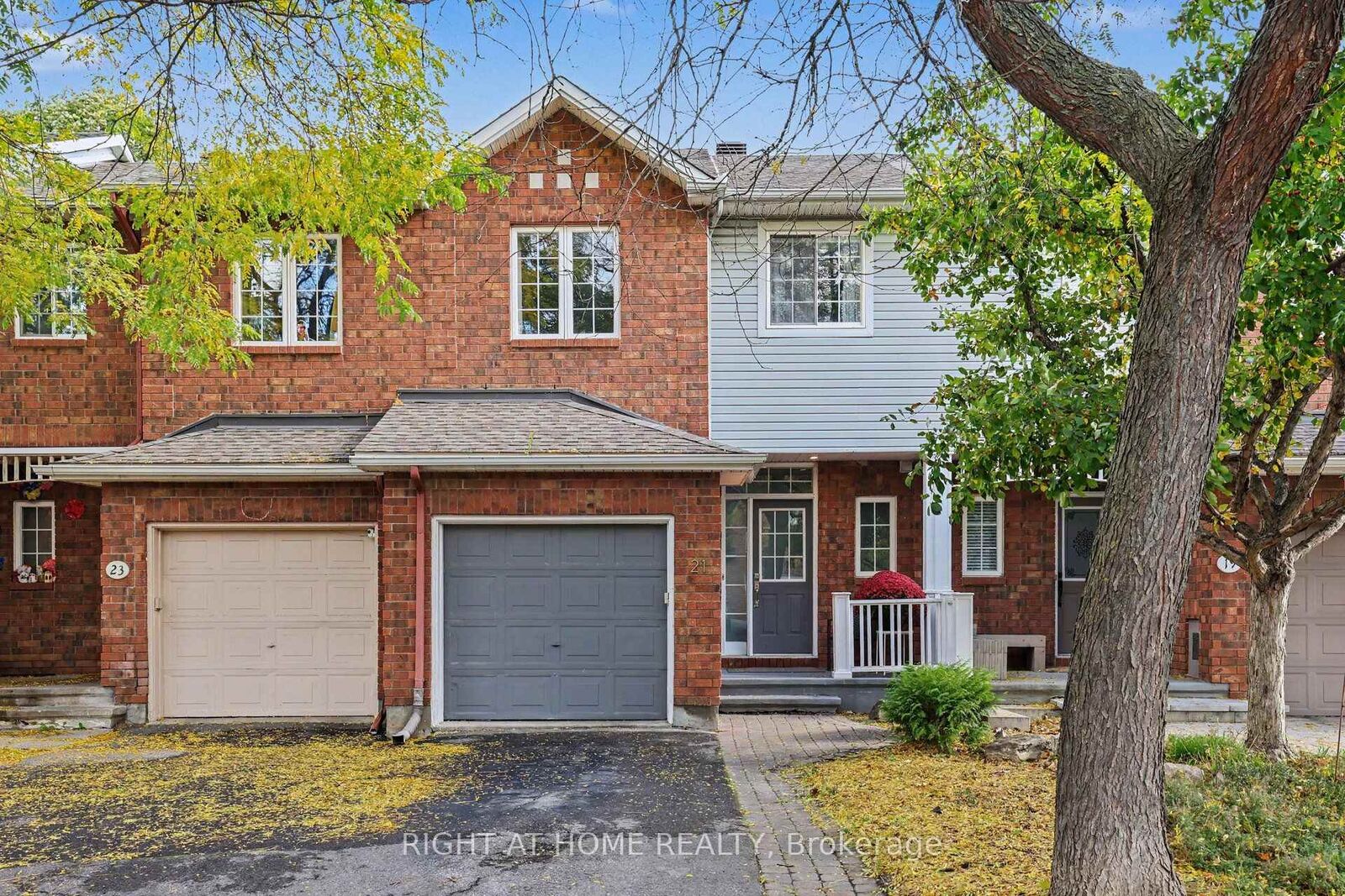 Property Photo: 21 Kettleby Street ON K2K 3C4