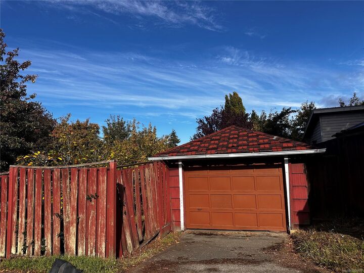 Property Photo: 3111 Rutledge St BC V8X 1N3