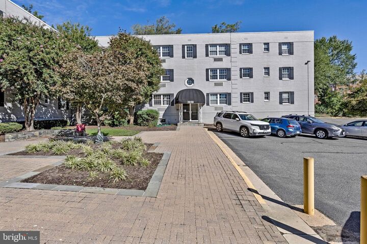 Property Photo: 2030 N Vermont Street 303 VA 22207