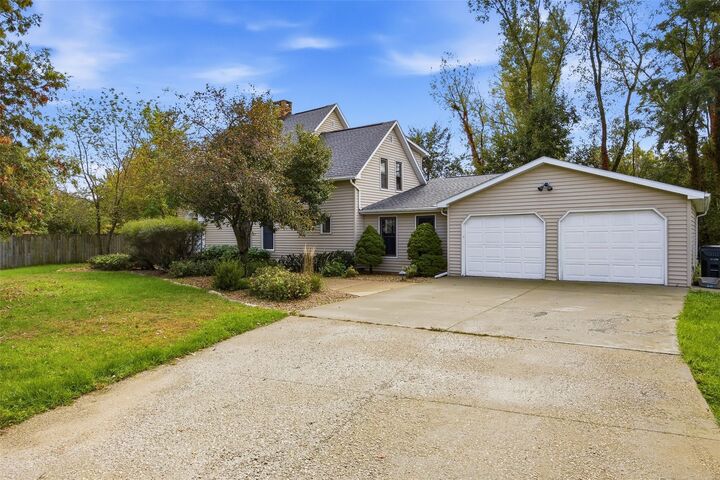 Property Photo:  3653 Cottage Grove Avenue SE  IA 52403 