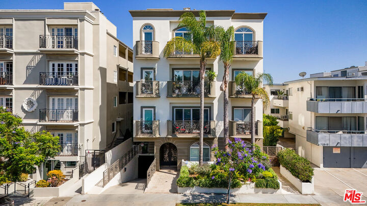 Property Photo:  11840 Dorothy St, Unit 302  CA 90049 