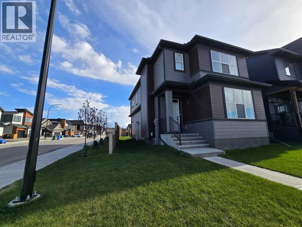 Property Photo:  431 Rowmont Boulevard Northwest  AB T3L 0L3 