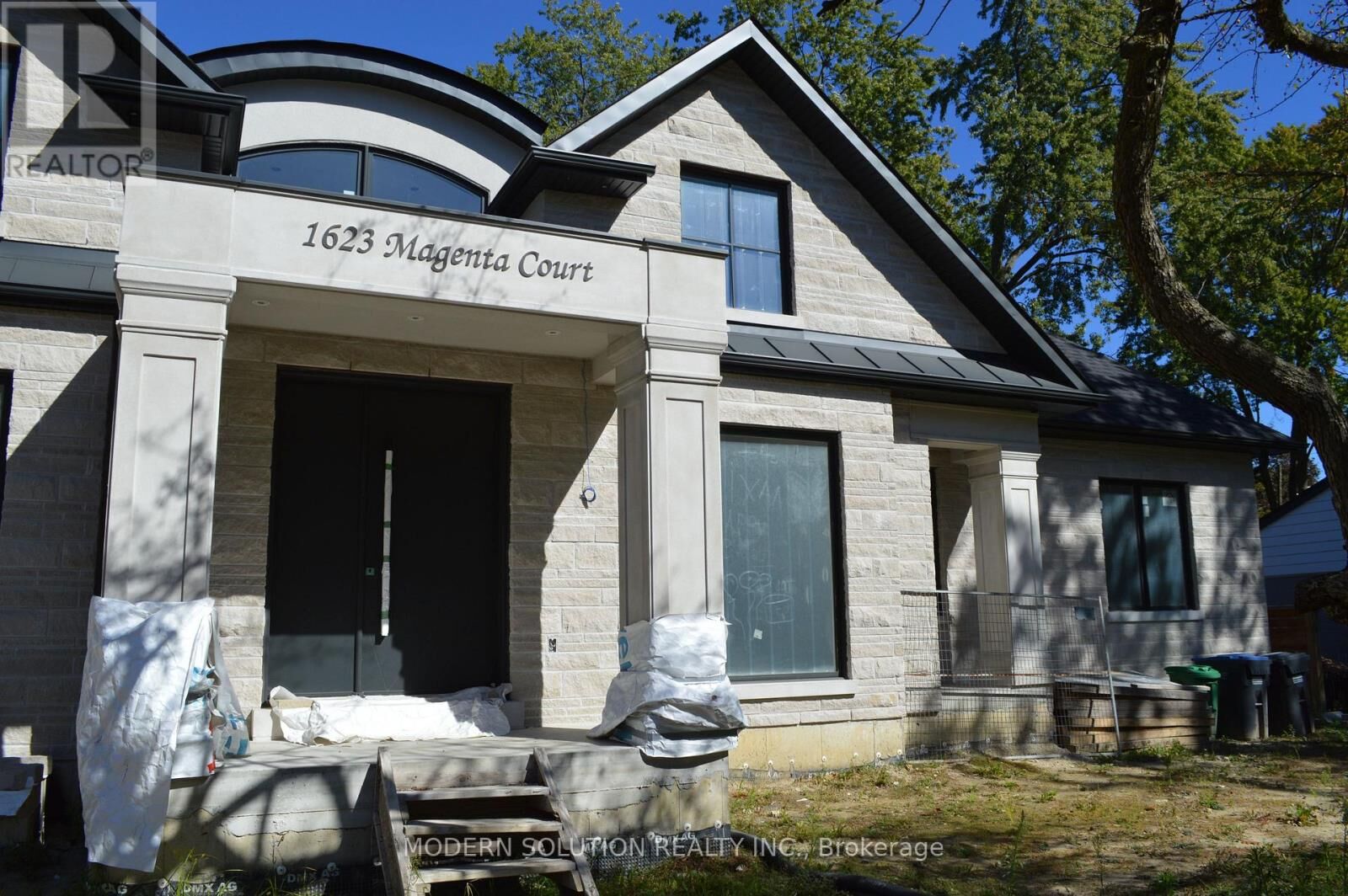 Property Photo: 1623 Magenta Court ON L5G 3A6