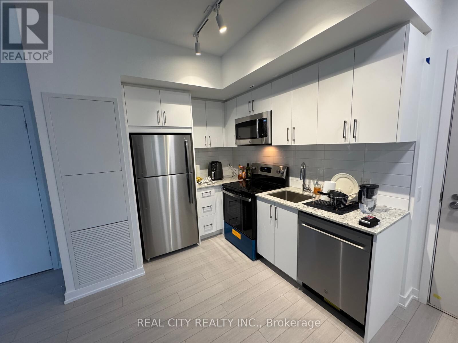 Property Photo:  4010 Eglinton Avenue 406  ON M9A 0G5 
