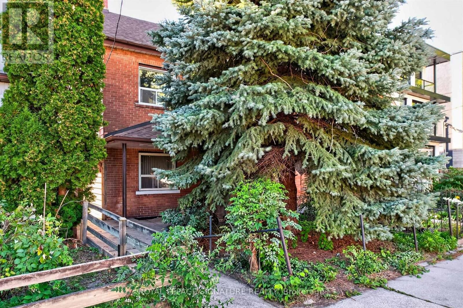 Property Photo:  212 Lippincott Street  ON M5S 2P5 