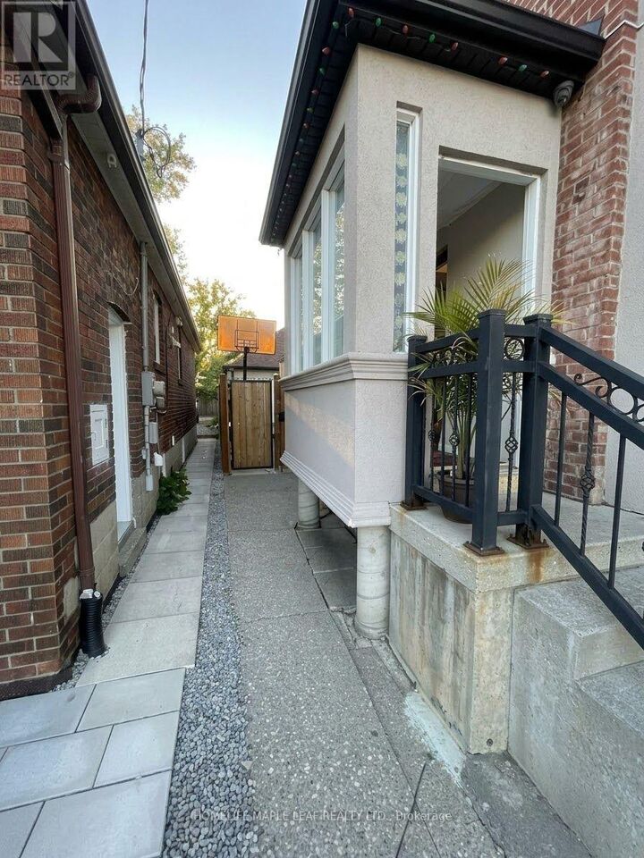 Property Photo:  600 Oakwood Avenue  ON M6E 2X8 