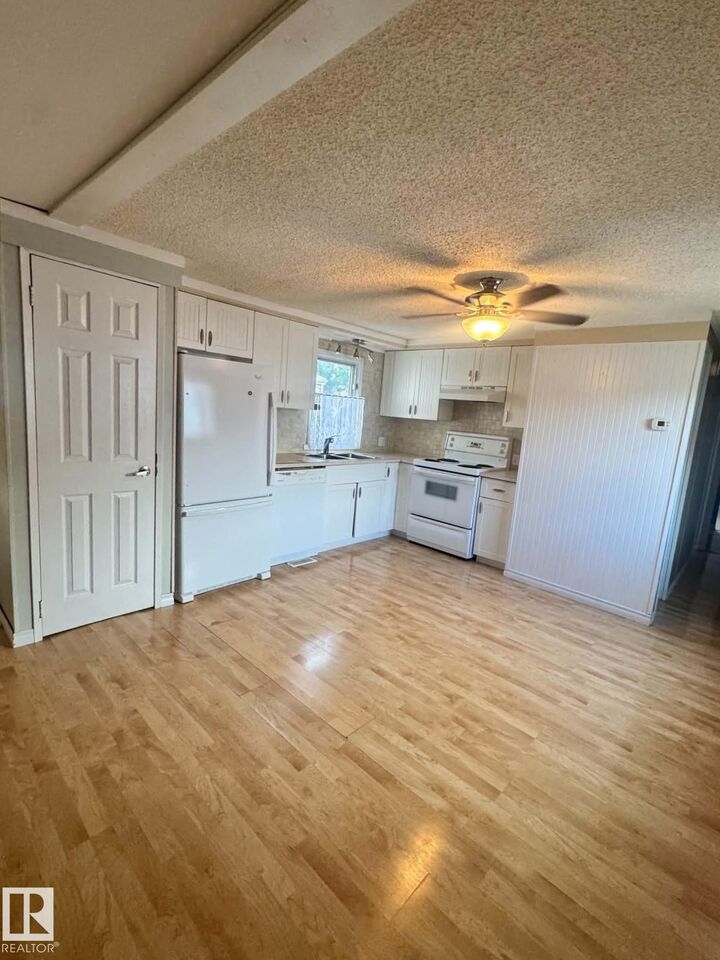 Property Photo:  2415 West Oak Way NW  AB T5S 1T7 