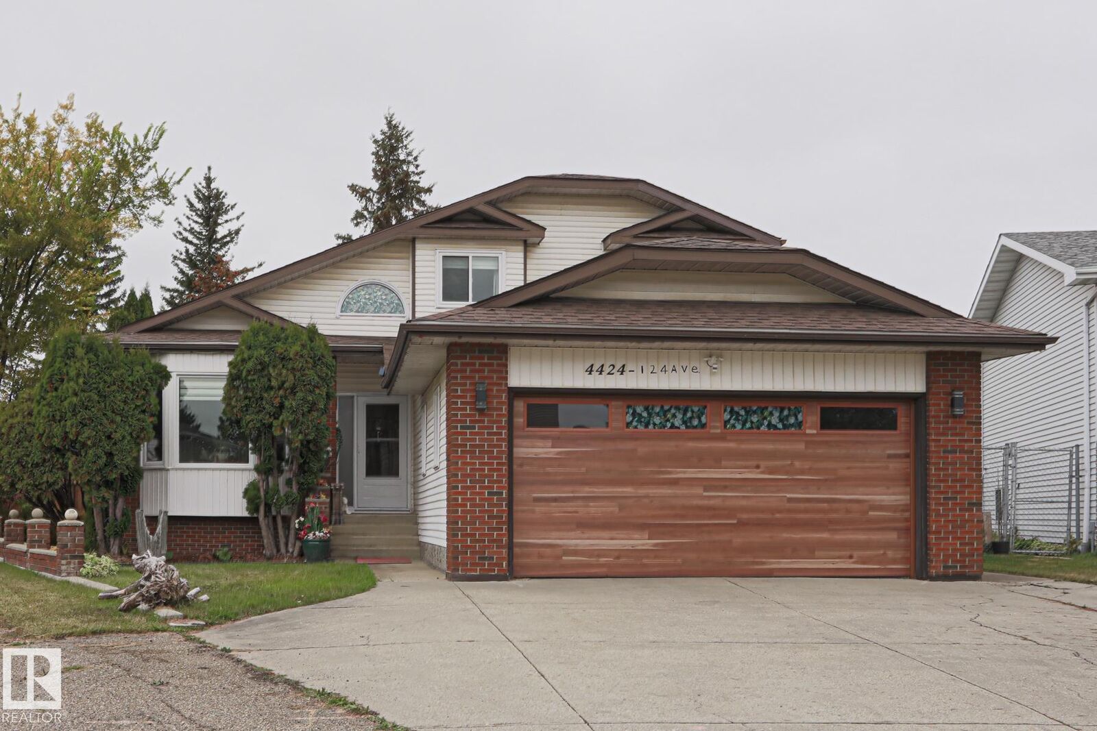 Property Photo:  4424 124 Avenue NW  AB T5W 5B9 