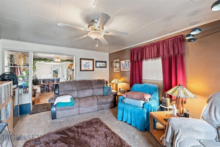 Property Photo:  