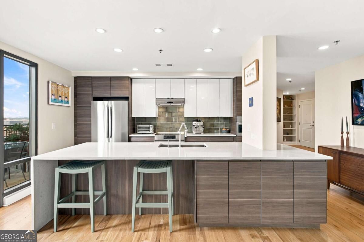 Property Photo: 565 Peachtree Street NE 702 GA 30308