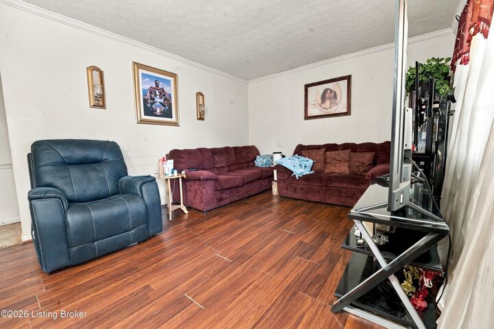 Property Photo: 4407 Broadleaf Dr KY 40216