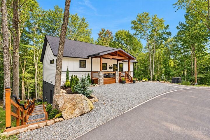 Property Photo:  107 Greenbriar Road  NC 28604 