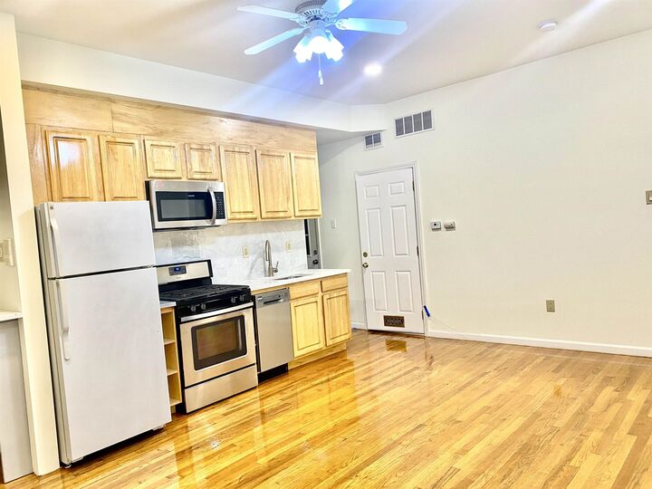 Property Photo:  327 Central Ave 2R  NJ 07307 