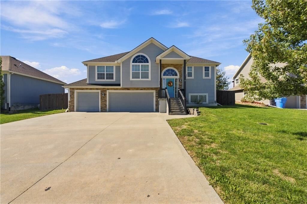 Property Photo:  824 N Oak Terrace  KS 66086 