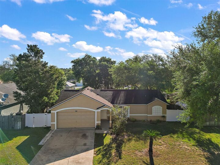 Property Photo: 1020 High Ridge Ct FL 34715
