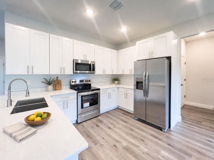 Property Photo: 979 East Parkway FL 32724