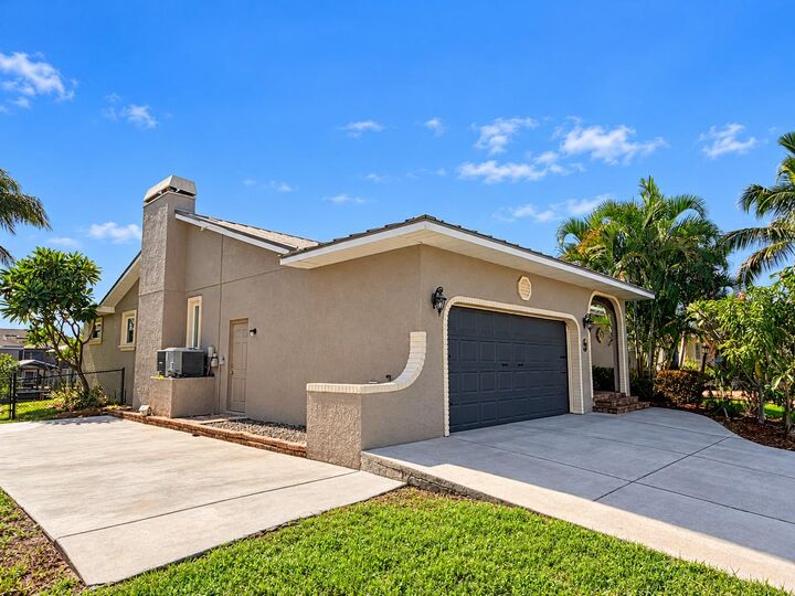 Property Photo:  816 Eagle Lane  FL 33572 