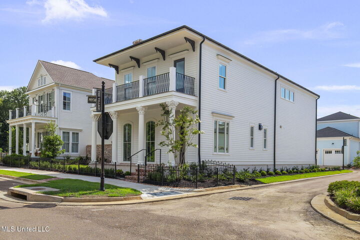 Property Photo: 105 Prytania Street MS 39110