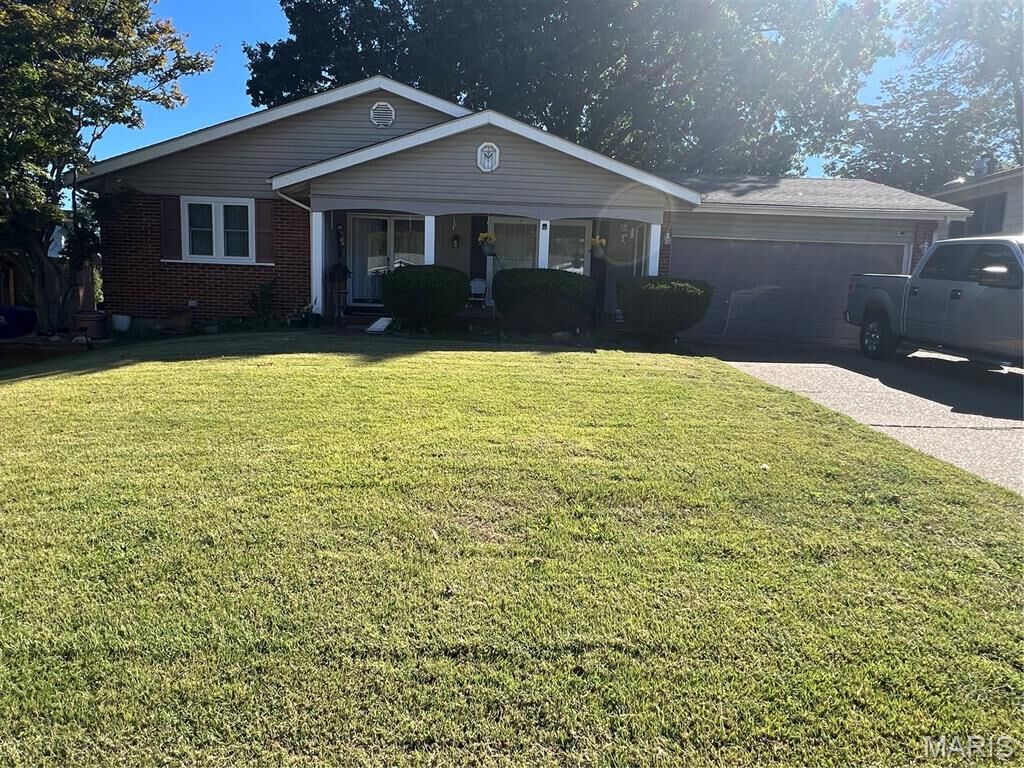 Property Photo: 6 Fairway Court MO 63033