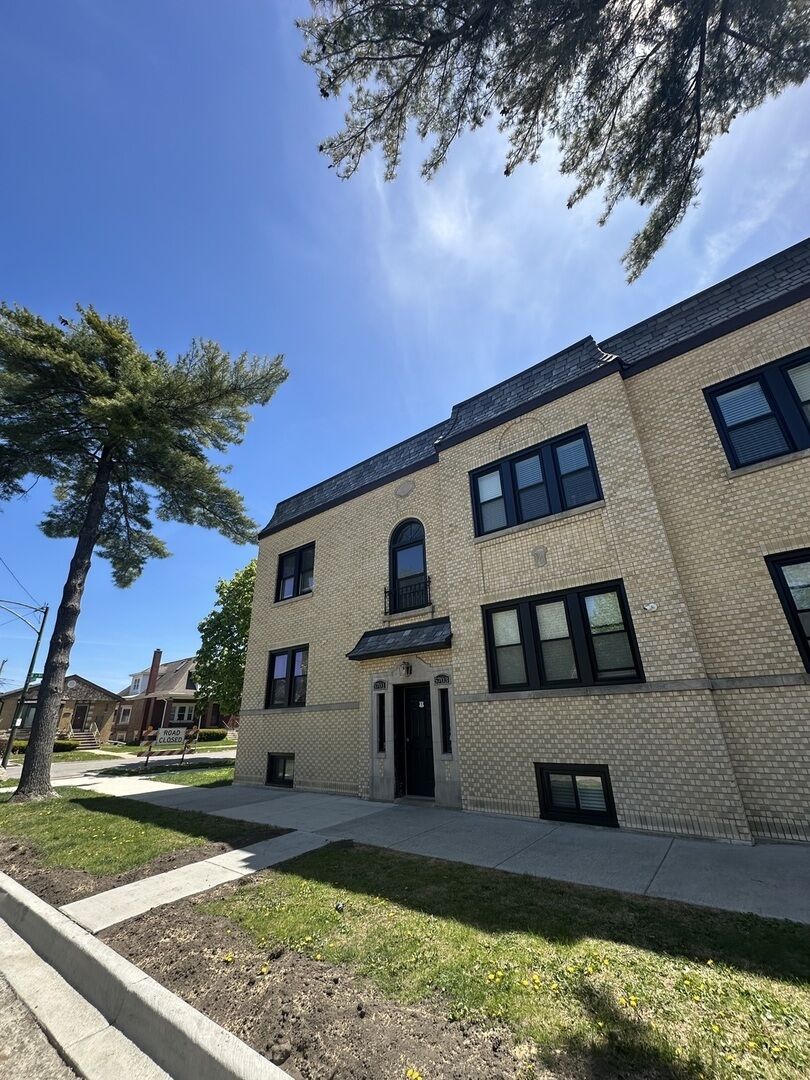 Property Photo:  5703 W Seminole Street 1  IL 60646 