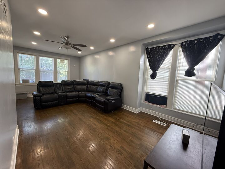 Property Photo:  7931 S Muskegon Avenue  IL 60617 