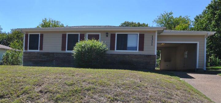 Property Photo:  1311 W Water Street  TX 76086 