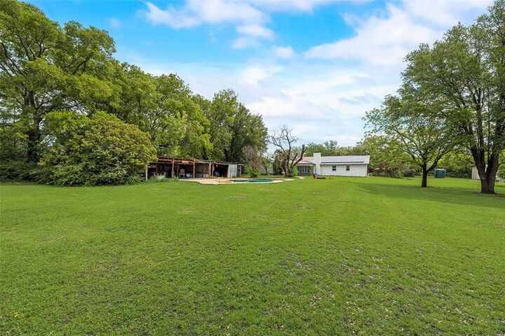 Property Photo: 1809 N Trinity Road TX 76208