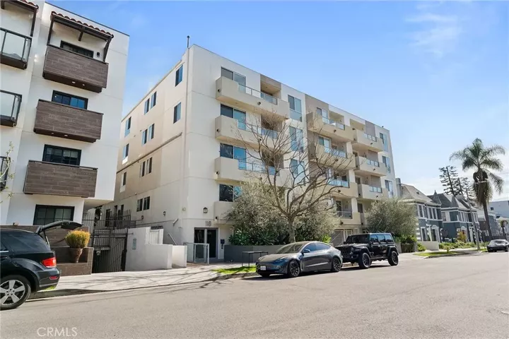 Property Photo:  118 N Kings Rd 201  CA 90048 