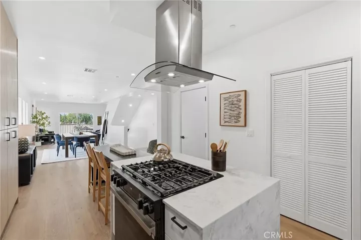 Property Photo:  1430 S Cloverdale Avenue  CA 90019 
