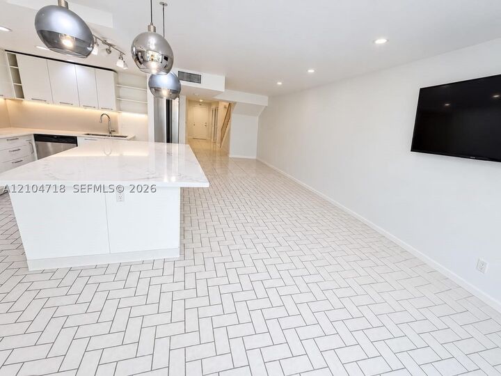 Property Photo:  712 NE 26th Ave 712  FL 33009 