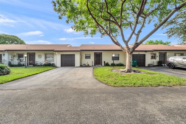 Property Photo:  6633 N Parkway Dr 5-7  FL 33068 