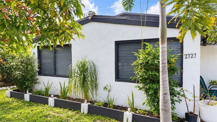 Property Photo:  2727 NE 6th Ln  FL 33334 
