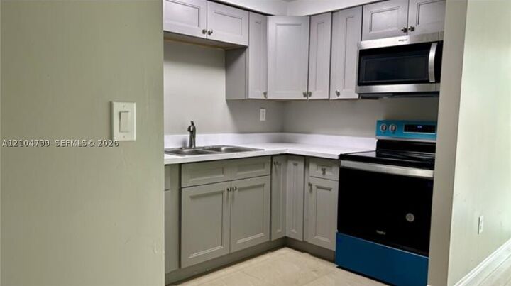 Property Photo:  5917 SW 36th Ct 12  FL 33314 