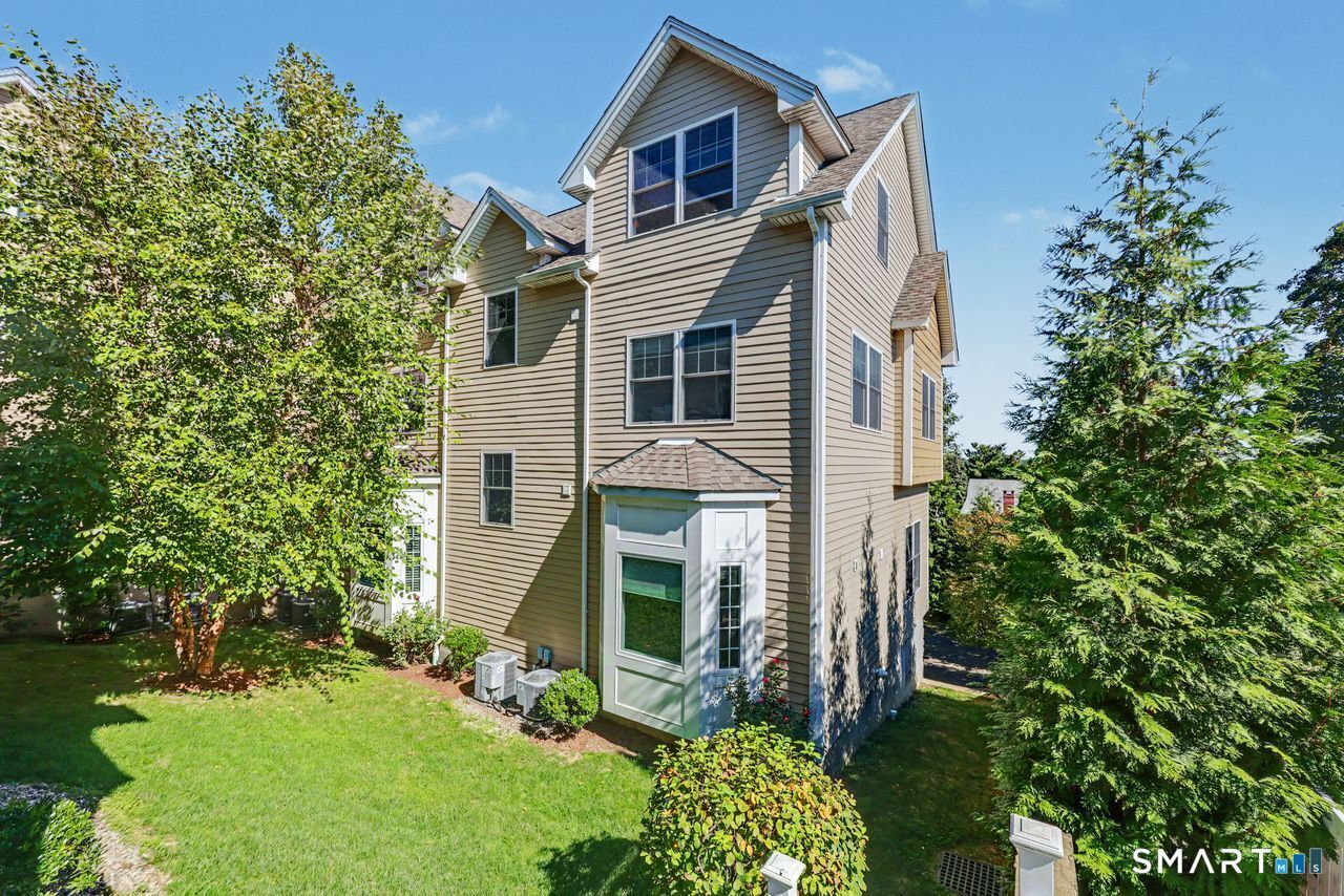 Property Photo:  108 Seaside Avenue 16  CT 06902 