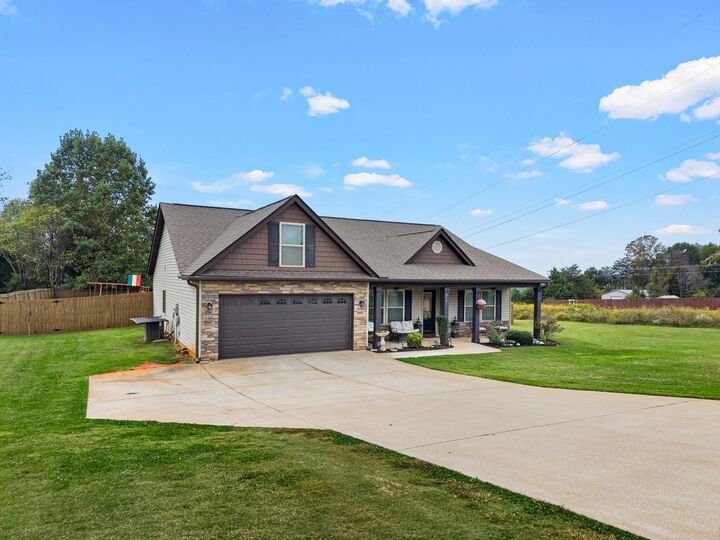 Property Photo: 410 Roys Place SC 29385