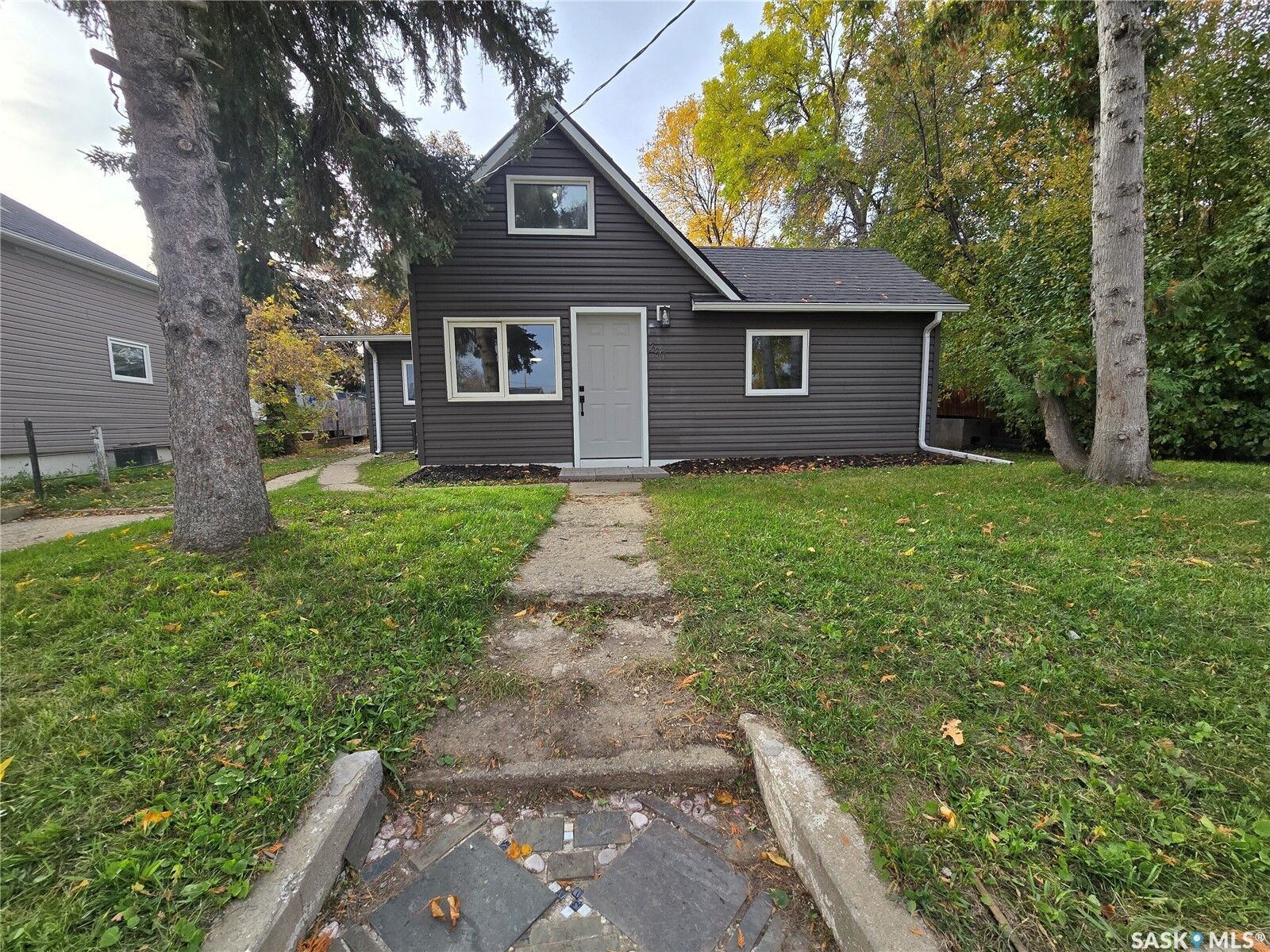 Property Photo:  330 3rd Avenue SE  SK S4H 1X4 
