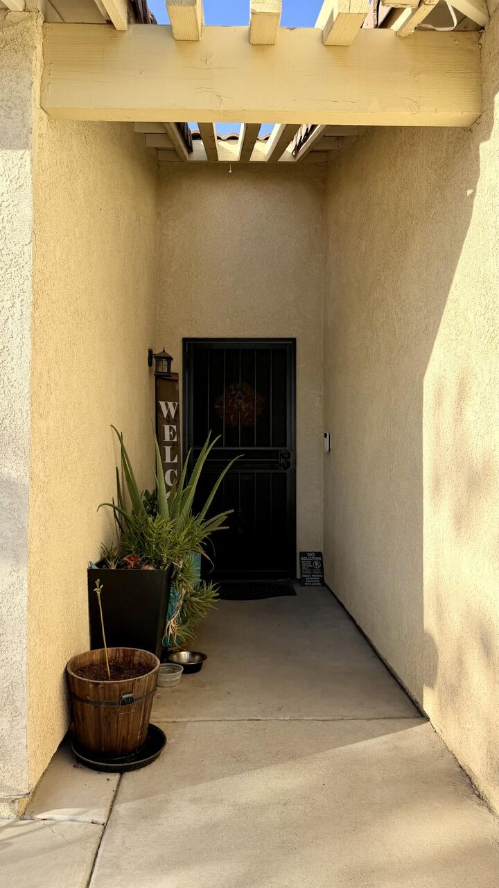 Property Photo: 1058 W Canyon Way CA 93230