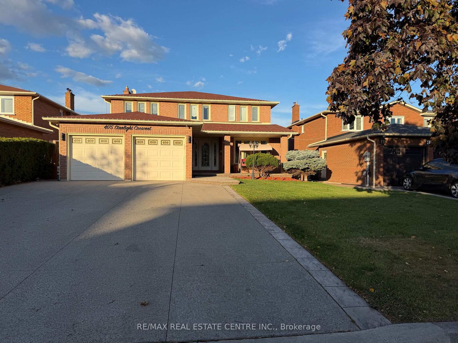 Property Photo: 4175 Starlight Crescent ON L4W 4R1