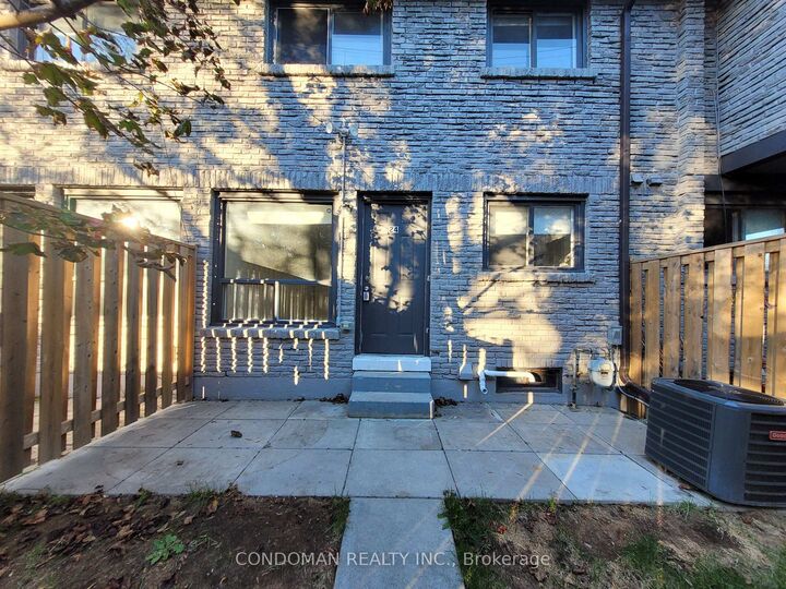 Property Photo:  477 Dean Avenue 24  ON L1H 3E4 