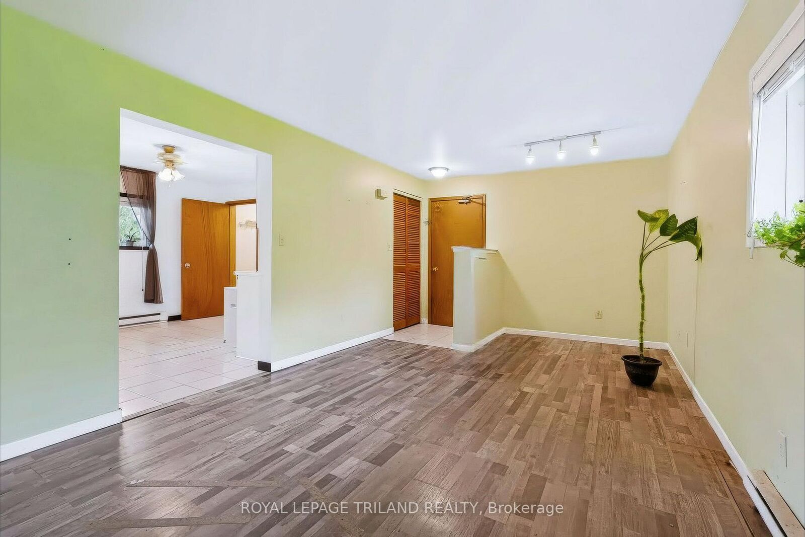 Property Photo:  25 South Edgeware Road 1  ON N5P 2H1 