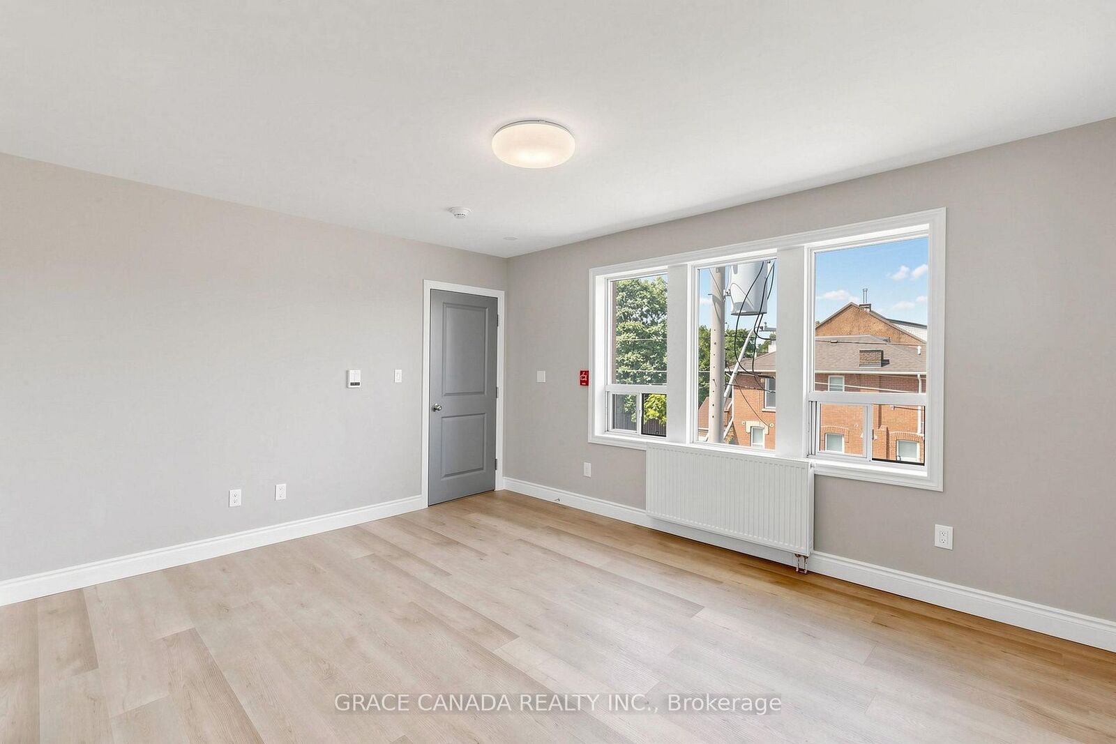 Property Photo: 71 Sanford Avenue S Unit 8 ON L8M 2G7