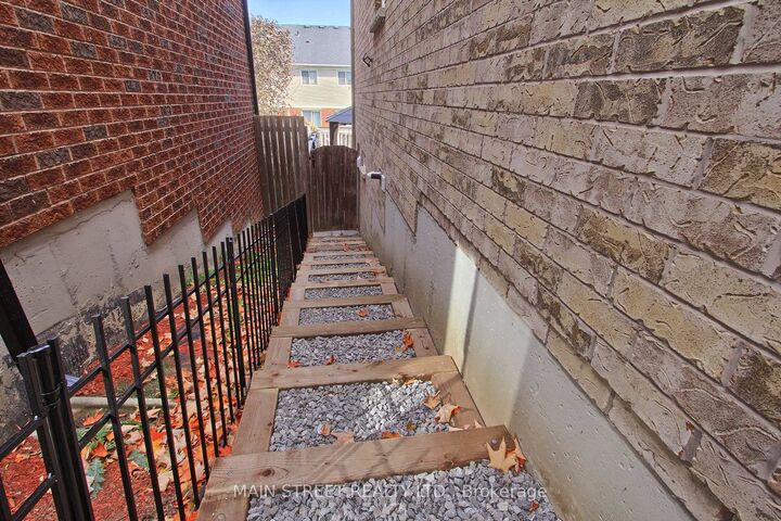 Property Photo:  83 Laurendale Avenue  ON L4P 4G3 