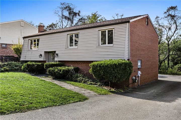 Property Photo:  522 Saint George Dr  PA 15137 