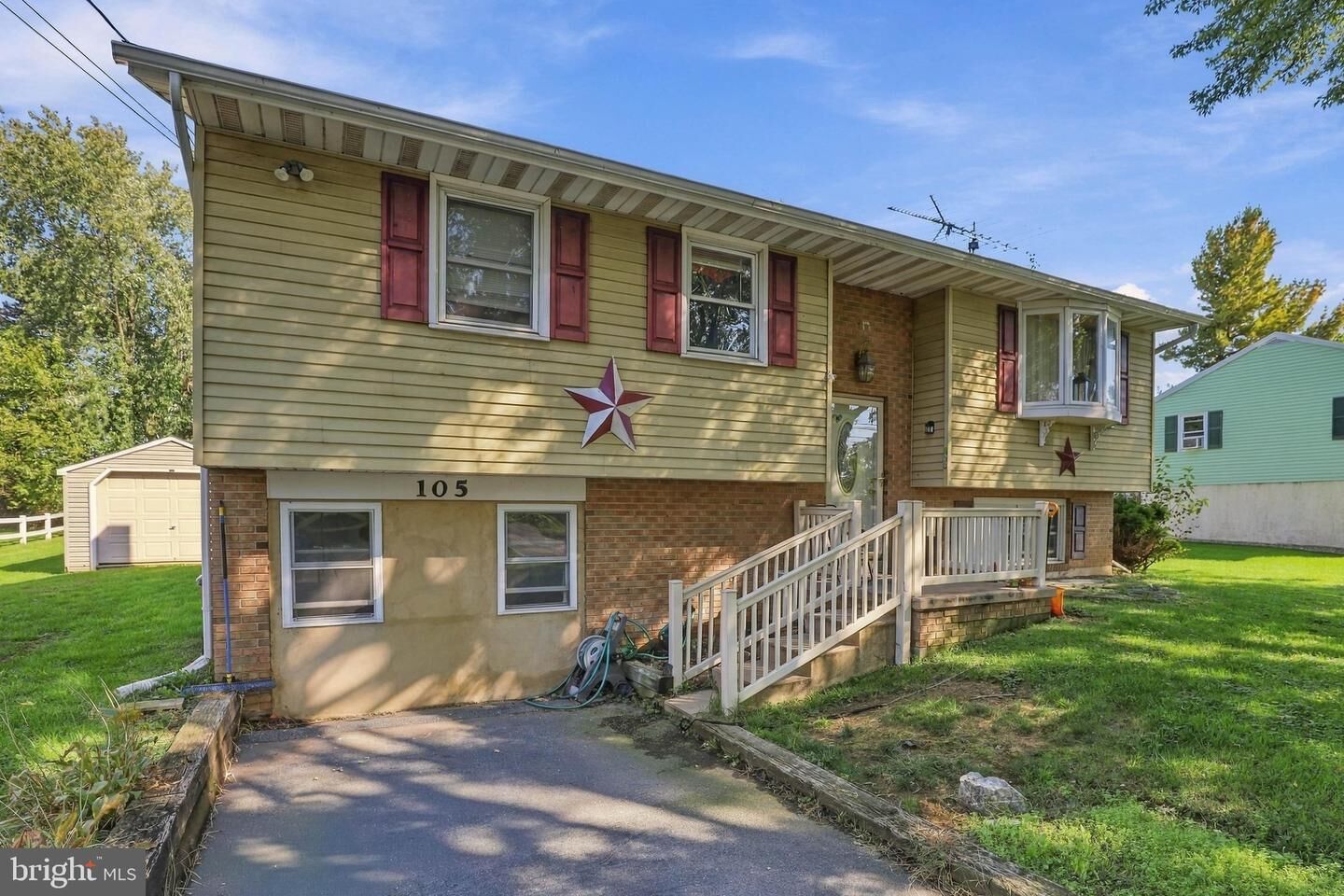 Property Photo: 105 Schoeneck Road PA 17522