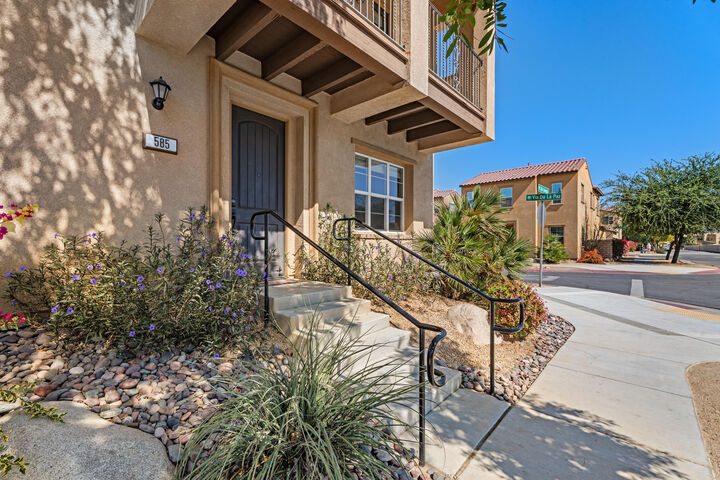 Property Photo: 585 Via De La Paz CA 92211