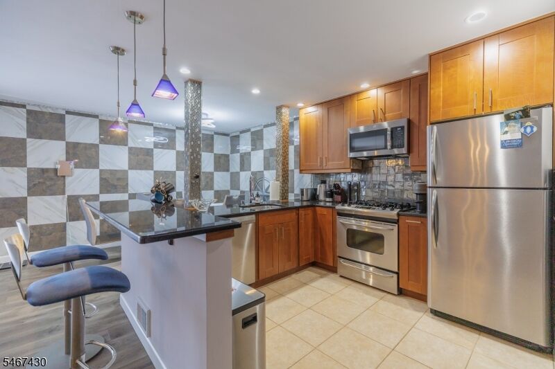 Property Photo:  1150 W St George C31c031  NJ 07036 